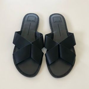 Dolce Vita | NWOT Chaia Criss-Cross Sandals